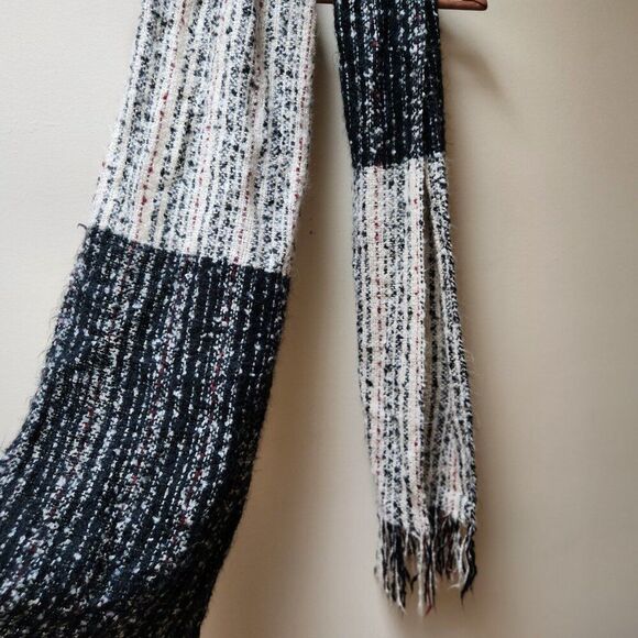 Cozy oversized long knit scarf / beige and black / Madison 88 - Picture 4 of 5